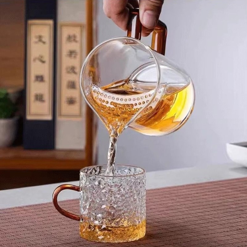 ceașcă de ceai din sticlă rezistentă la temperaturi, cu sită integrată și filtru în formă de semilună, pereți îngroșați, mâner din lemn.