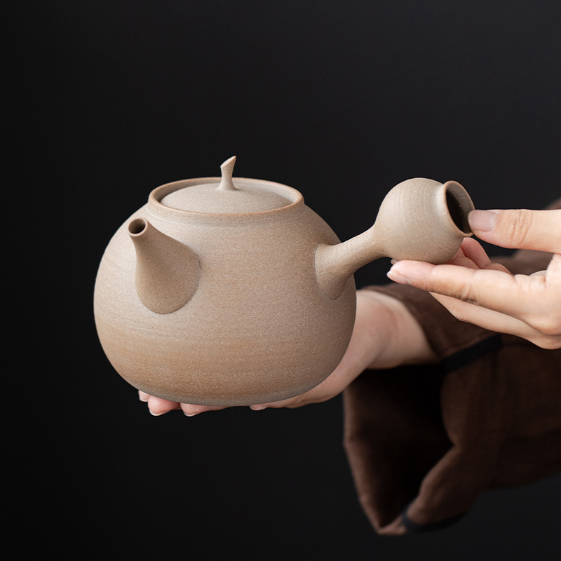 Ceainic din lut vechi de piatră, cu mâner lateral, vas ceramic grosier pentru fierberea apei, potrivit pentru prepararea ceaiului pe sobă cu cărbune