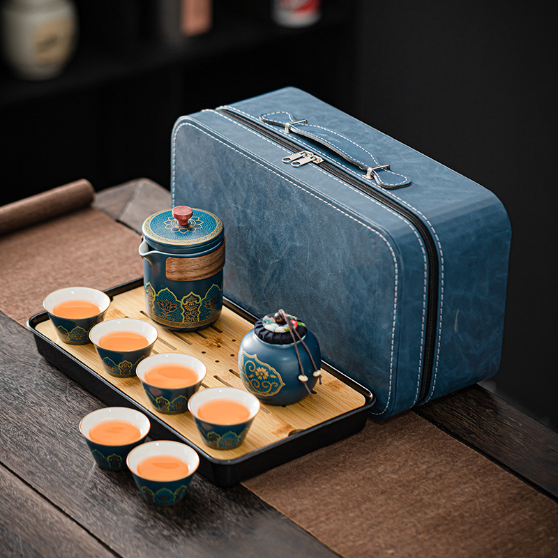 Set de ceai portabil din ceramică cu tavă din bambus, cutie cadou, finisaj glazurat, include ceainic, cești și accesorii – personalizabil pentru 6 persoane