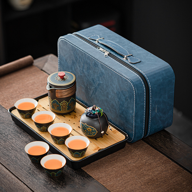 Set de ceai portabil din ceramică cu tavă din bambus, cutie cadou, finisaj glazurat, include ceainic, cești și accesorii – personalizabil pentru 6 persoane