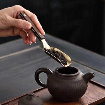Set premium pentru ceremonia ceaiului – Șase Domni ai Ceaiului: clips pentru ceai, linguriță de ceai, ceașcă, furculiță, perie de întreținere a ceainicului și cuțit de ceai, din lemn masiv și alamă