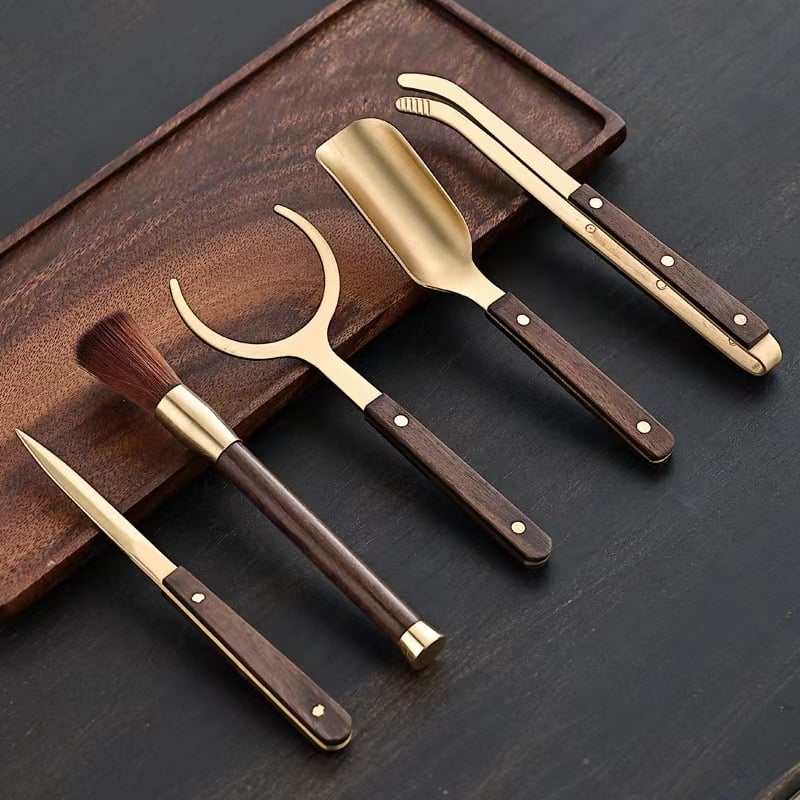 Set premium pentru ceremonia ceaiului – Șase Domni ai Ceaiului: clips pentru ceai, linguriță de ceai, ceașcă, furculiță, perie de întreținere a ceainicului și cuțit de ceai, din lemn masiv și alamă