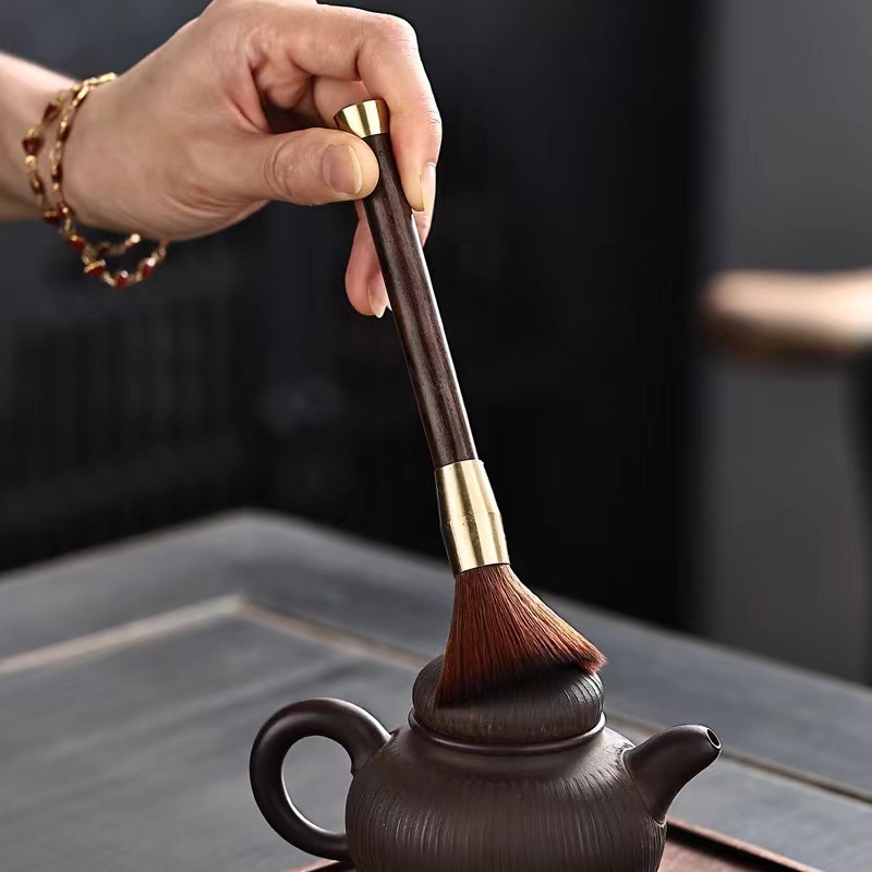 Set premium pentru ceremonia ceaiului – Șase Domni ai Ceaiului: clips pentru ceai, linguriță de ceai, ceașcă, furculiță, perie de întreținere a ceainicului și cuțit de ceai, din lemn masiv și alamă