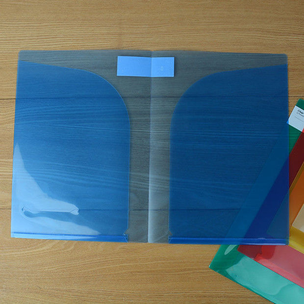 Mapă A4/A3 cu buzunare dublu față, capac transparent, clips în formă de L pentru două pagini, set de documente