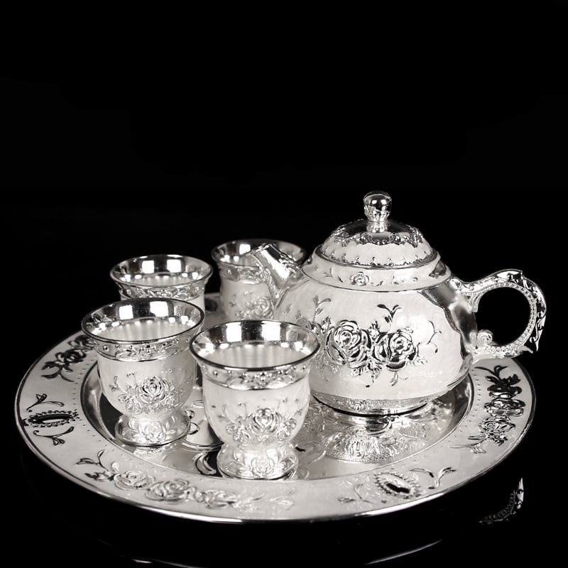 Set Kung Fu de ceai din aliaj de zinc, compact și gravuri elegante; ceașcă de ceai roză și pahar de vin cu tavă, într-o cutie cadou