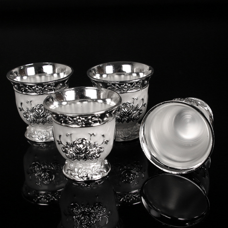 Set Kung Fu de ceai din aliaj de zinc, compact și gravuri elegante; ceașcă de ceai roză și pahar de vin cu tavă, într-o cutie cadou