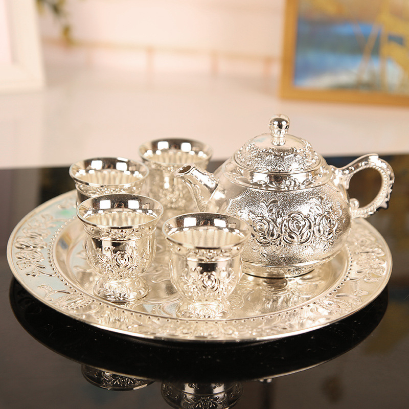 Set Kung Fu de ceai din aliaj de zinc, compact și gravuri elegante; ceașcă de ceai roză și pahar de vin cu tavă, într-o cutie cadou