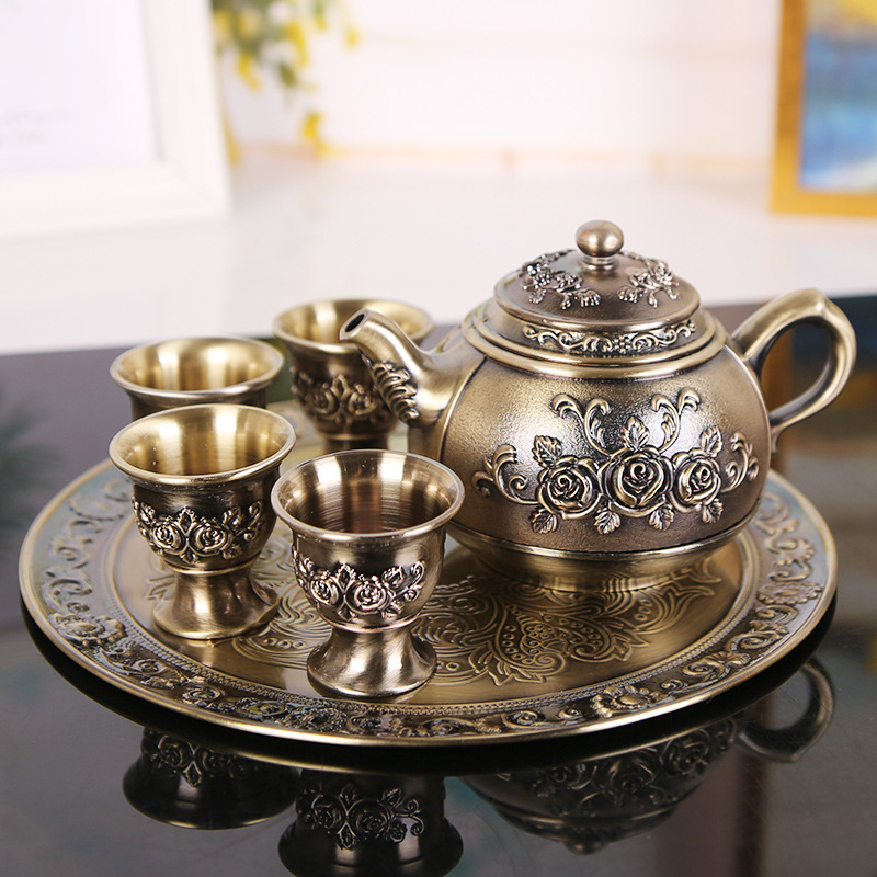 Set Kung Fu de ceai din aliaj de zinc, compact și gravuri elegante; ceașcă de ceai roză și pahar de vin cu tavă, într-o cutie cadou