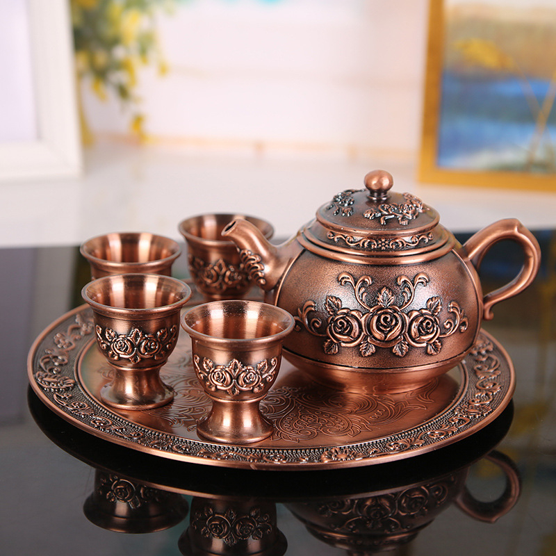 Set Kung Fu de ceai din aliaj de zinc, compact și gravuri elegante; ceașcă de ceai roză și pahar de vin cu tavă, într-o cutie cadou