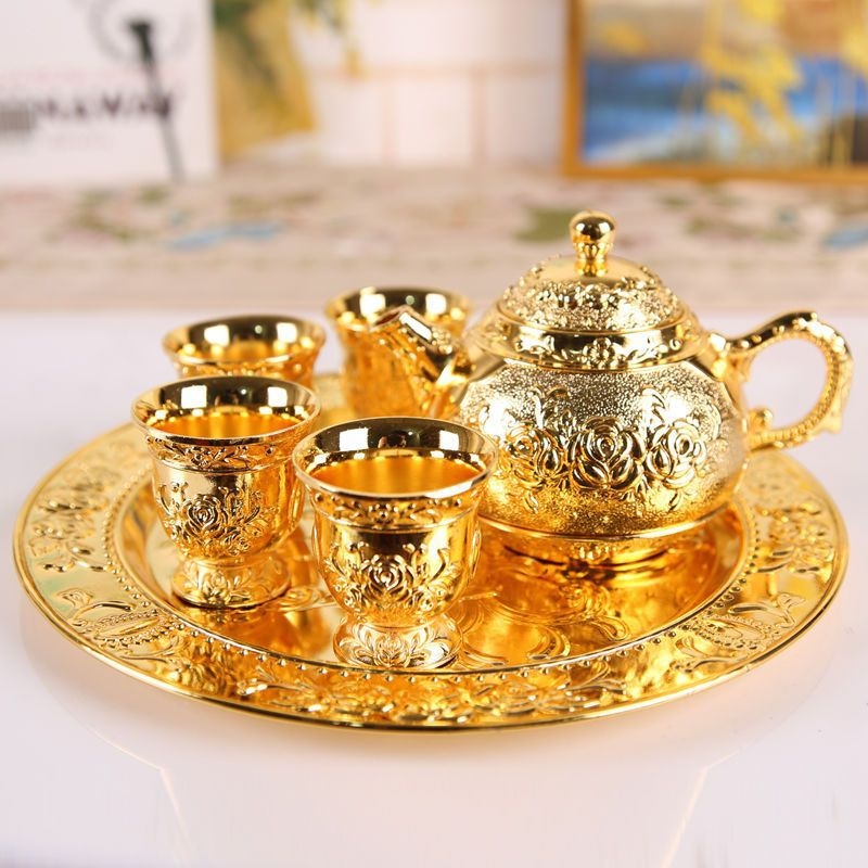 Set Kung Fu de ceai din aliaj de zinc, compact și gravuri elegante; ceașcă de ceai roză și pahar de vin cu tavă, într-o cutie cadou