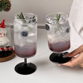 Pahar din sticlă cu picior înalt pentru băuturi – elegant, modern, pentru ceai cu lapte, ceai de fructe și suc, vară