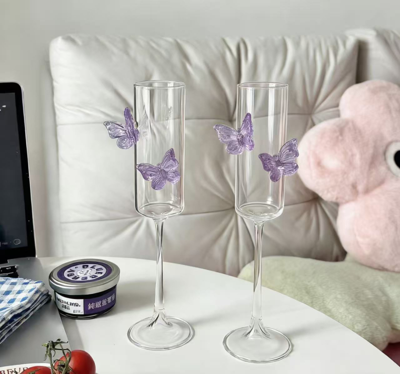 Pahar original de designer, cu fluture mov, pentru șampanie și cocktailuri