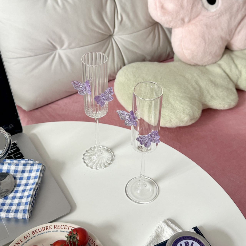 Pahar original de designer, cu fluture mov, pentru șampanie și cocktailuri