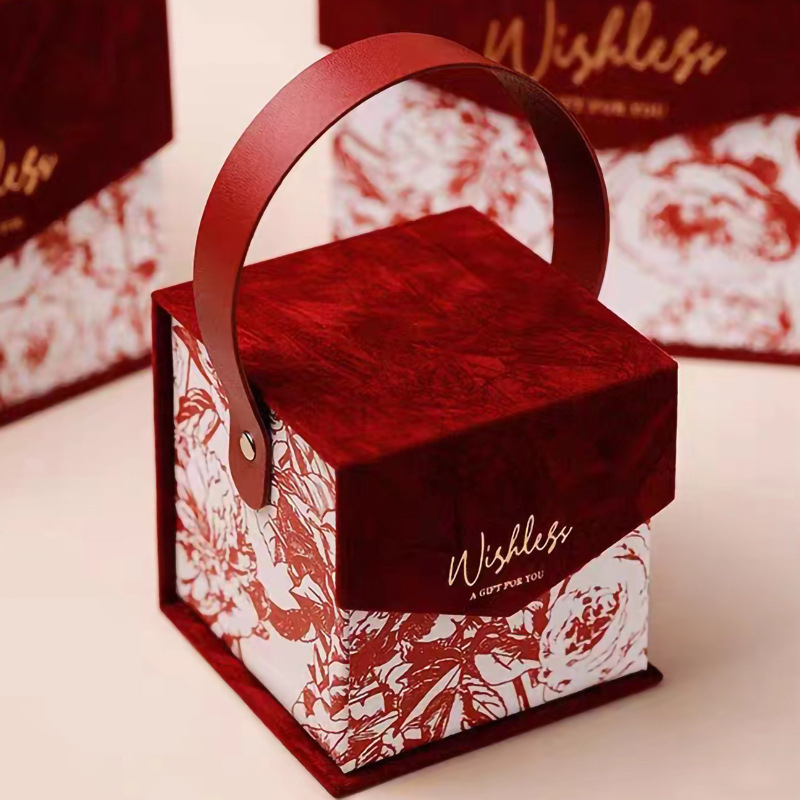 Cutie cadou pătrată pentru nuntă, cu capac din două părți, interior velur pentru bomboane, design elegant, ușor luxos, disponibilă în dimensiuni mari, medii și mici