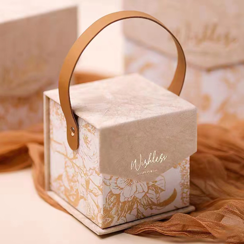Cutie cadou pătrată pentru nuntă, cu capac din două părți, interior velur pentru bomboane, design elegant, ușor luxos, disponibilă în dimensiuni mari, medii și mici