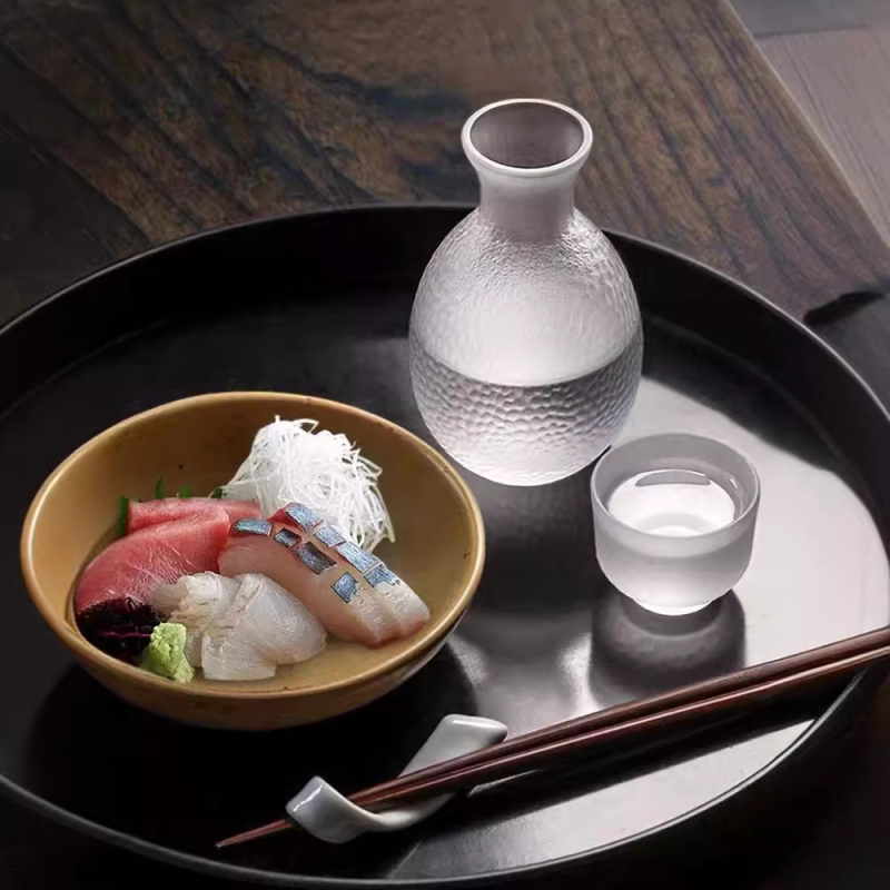 SENHE Set de lichior din sticlă în stil japonez, cu textură ciocănată, patru pahare