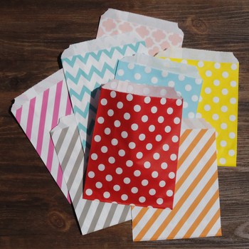 Set de pungi din hârtie Kraft 13×18 cm, cu modele trifoi cu patru foi, buline și valuri, pentru ambalare cadouri, fursecuri și bomboane; 20 de bucăți pe pachet, 4 modele, câte 5 bucăți fiecare