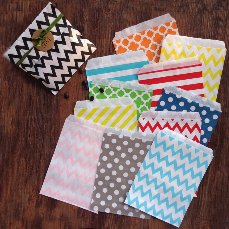 Set de pungi din hârtie Kraft 13×18 cm, cu modele trifoi cu patru foi, buline și valuri, pentru ambalare cadouri, fursecuri și bomboane; 20 de bucăți pe pachet, 4 modele, câte 5 bucăți fiecare