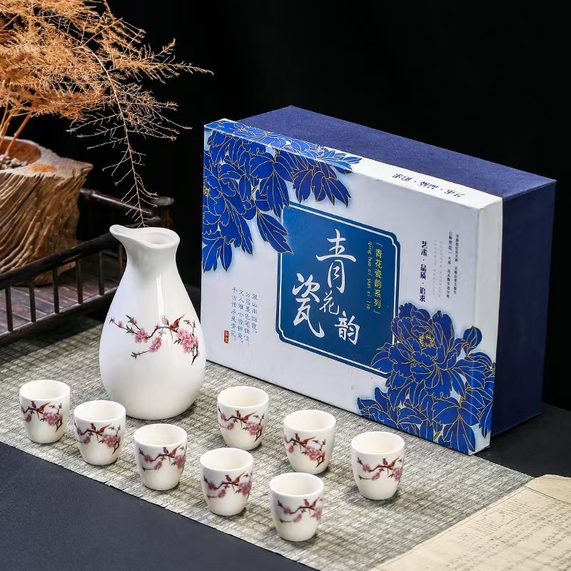 Set ceramic de vin japonez în stil retro, cu o oală și patru cești, cești de sake și un dozator de vin – cu logo
