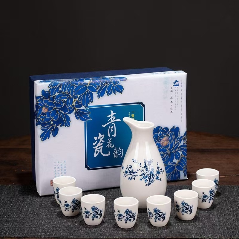 Set ceramic de vin japonez în stil retro, cu o oală și patru cești, cești de sake și un dozator de vin – cu logo