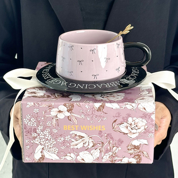 Cadou de ziua fetei: set ceramic de cafea cu funda și farfuriu pentru ceai de după-amiază