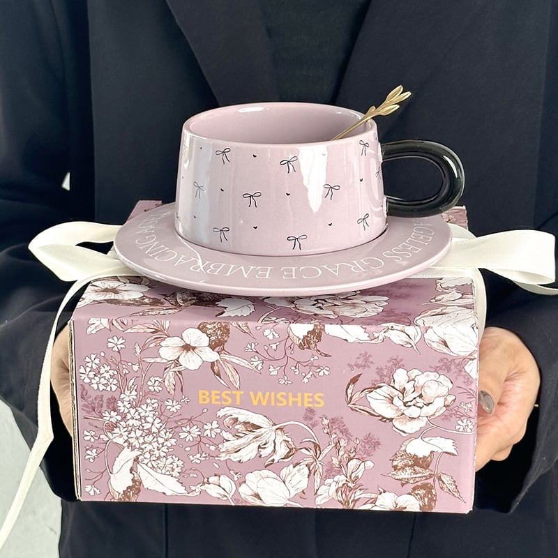 Cadou de ziua fetei: set ceramic de cafea cu funda și farfuriu pentru ceai de după-amiază