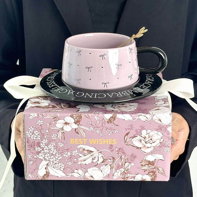 Cadou de ziua fetei: set ceramic de cafea cu funda și farfuriu pentru ceai de după-amiază