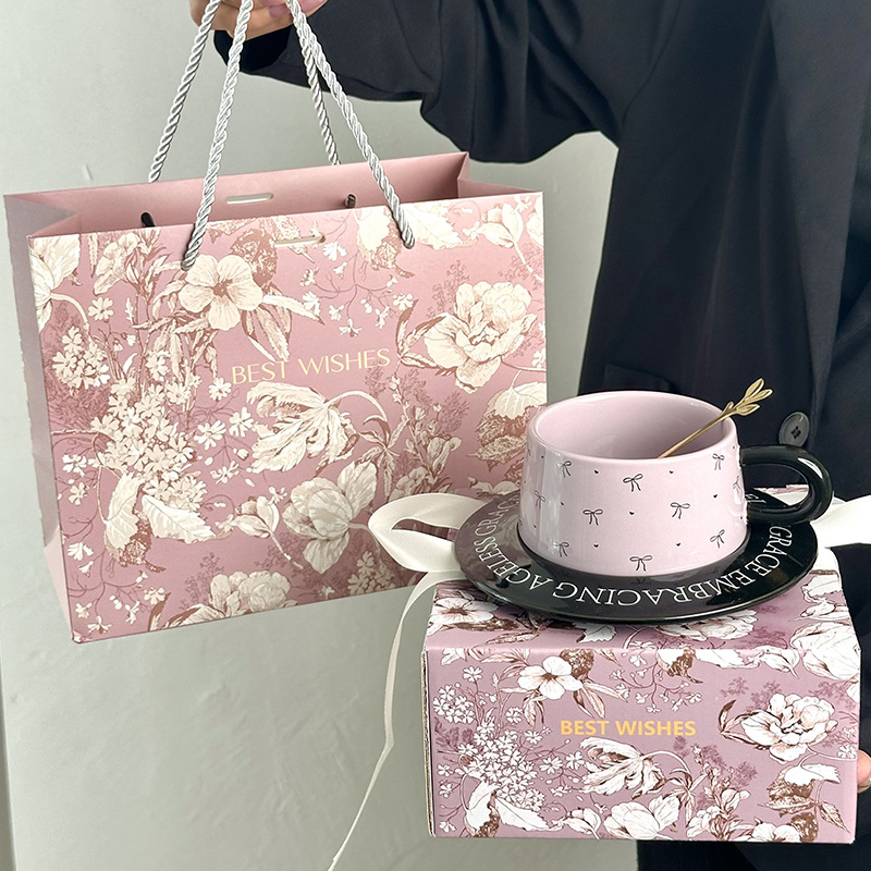 Cadou de ziua fetei: set ceramic de cafea cu funda și farfuriu pentru ceai de după-amiază