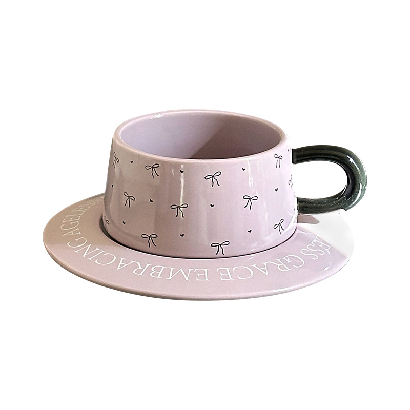 Cadou de ziua fetei: set ceramic de cafea cu funda și farfuriu pentru ceai de după-amiază