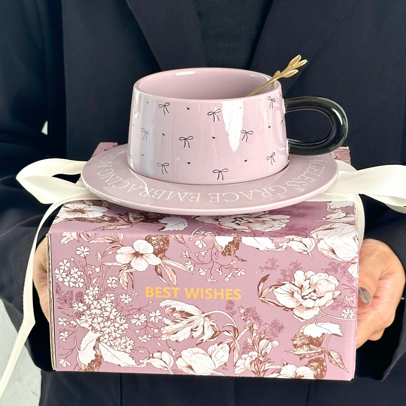 Cadou de ziua fetei: set ceramic de cafea cu funda și farfuriu pentru ceai de după-amiază