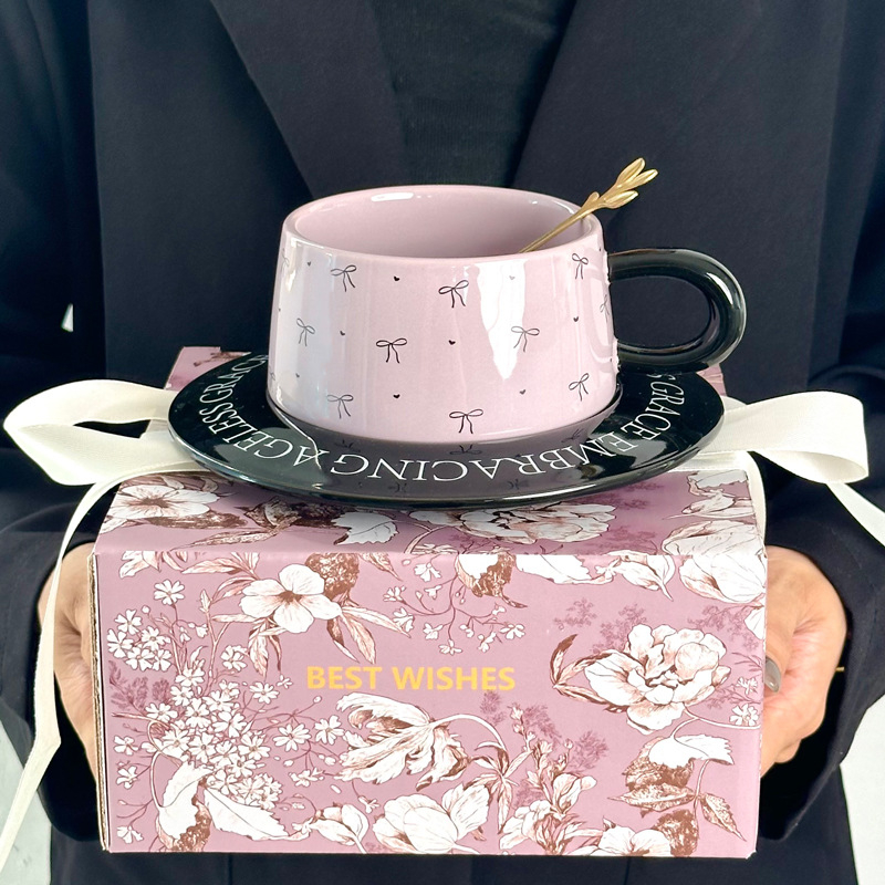 Cadou de ziua fetei: set ceramic de cafea cu funda și farfuriu pentru ceai de după-amiază
