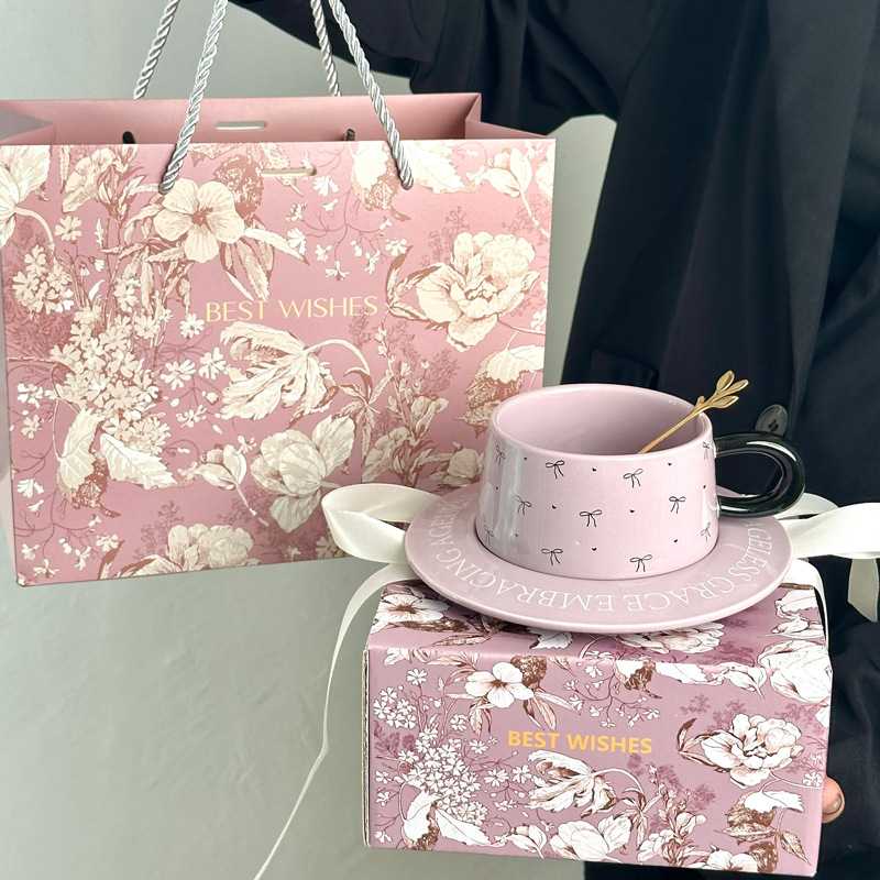 Cadou de ziua fetei: set ceramic de cafea cu funda și farfuriu pentru ceai de după-amiază