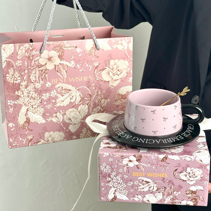 Cadou de ziua fetei: set ceramic de cafea cu funda și farfuriu pentru ceai de după-amiază