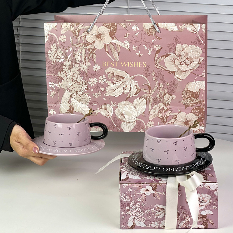 Cadou de ziua fetei: set ceramic de cafea cu funda și farfuriu pentru ceai de după-amiază