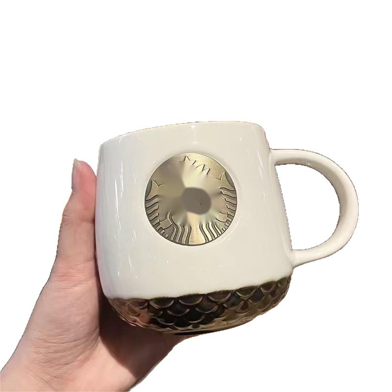 Ceașcă de cafea din porțelan cu emblemă din cupru în model de solzi de pește, design premium