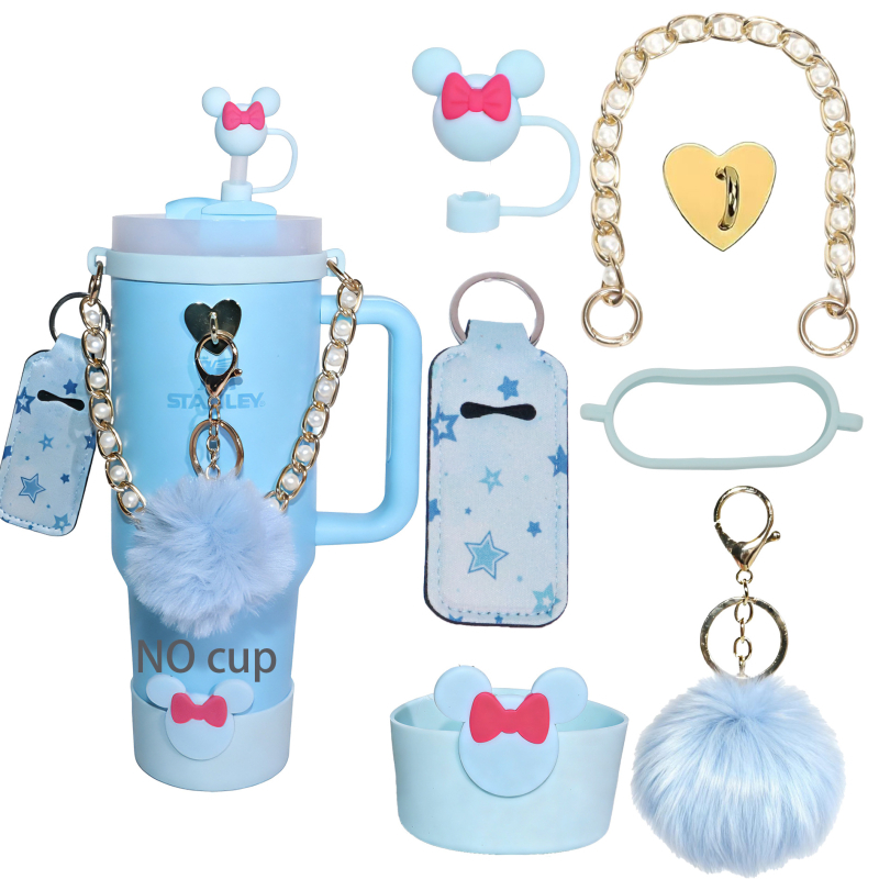 Set accesorii pentru paharul Stanley cu Mickey – șapte piese, lanț metalic perlă, husă pentru ruj, pompon și cârlig în formă de inimă