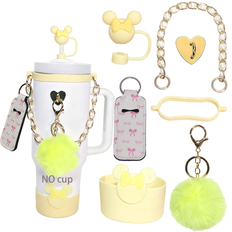 Set accesorii pentru paharul Stanley cu Mickey – șapte piese, lanț metalic perlă, husă pentru ruj, pompon și cârlig în formă de inimă