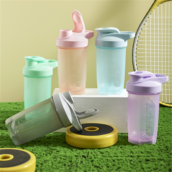 Cană shaker de 500 ml cu scară de măsurare, recipient din plastic pentru pudră de proteine și milkshake, cu mâner
