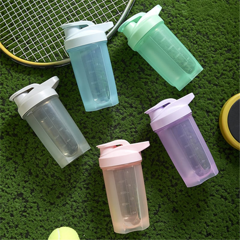 Cană shaker de 500 ml cu scară de măsurare, recipient din plastic pentru pudră de proteine și milkshake, cu mâner