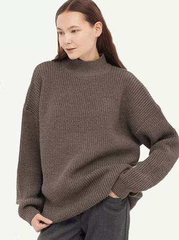 Női oversized kapucnis pulóver poliészter-kötött anyagból, egyszínű, laza szabás, hosszú ujjú, kerek nyakú