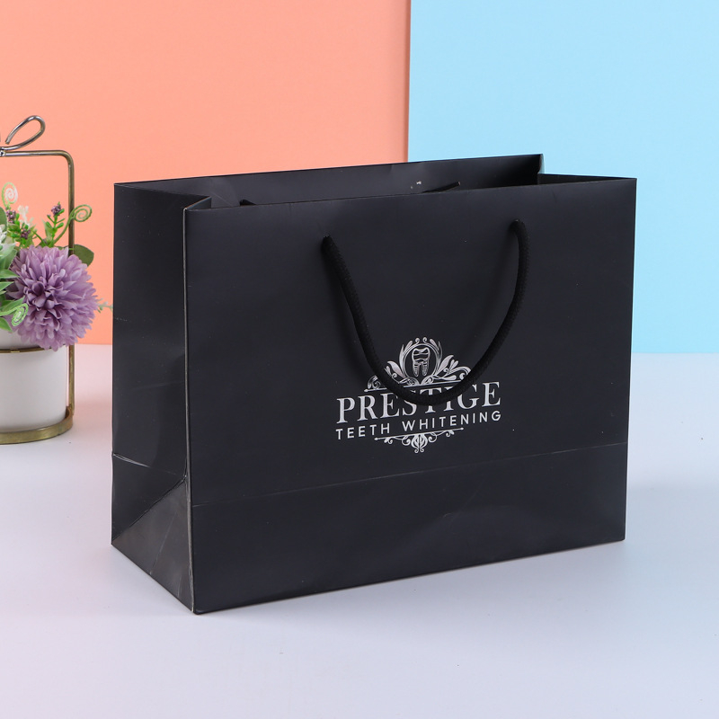 Geantă de cumpărături din hârtie cu logo personalizat pentru cadouri corporatiste și haine - ambalaj alb din carton