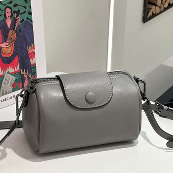 Ženska torba od prave kože u Boston stilu, crossbody, mala kvadratna forma, uključena kozmetička torbica