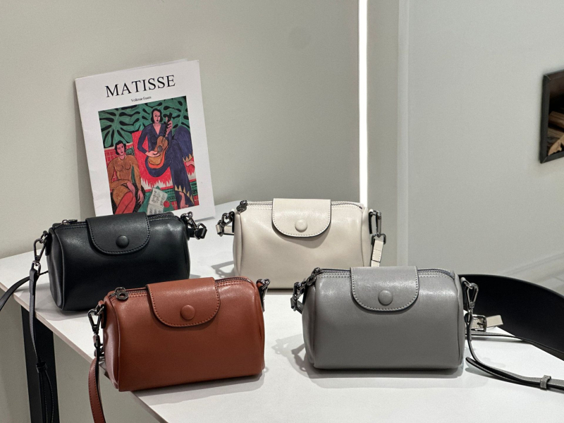 Ženska torba od prave kože u Boston stilu, crossbody, mala kvadratna forma, uključena kozmetička torbica