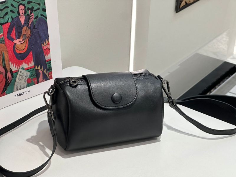 Ženska torba od prave kože u Boston stilu, crossbody, mala kvadratna forma, uključena kozmetička torbica