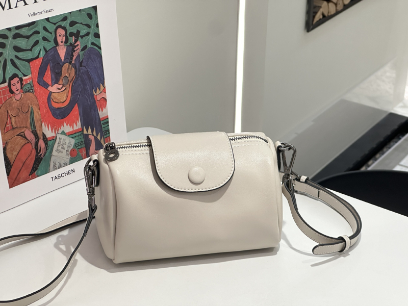 Ženska torba od prave kože u Boston stilu, crossbody, mala kvadratna forma, uključena kozmetička torbica