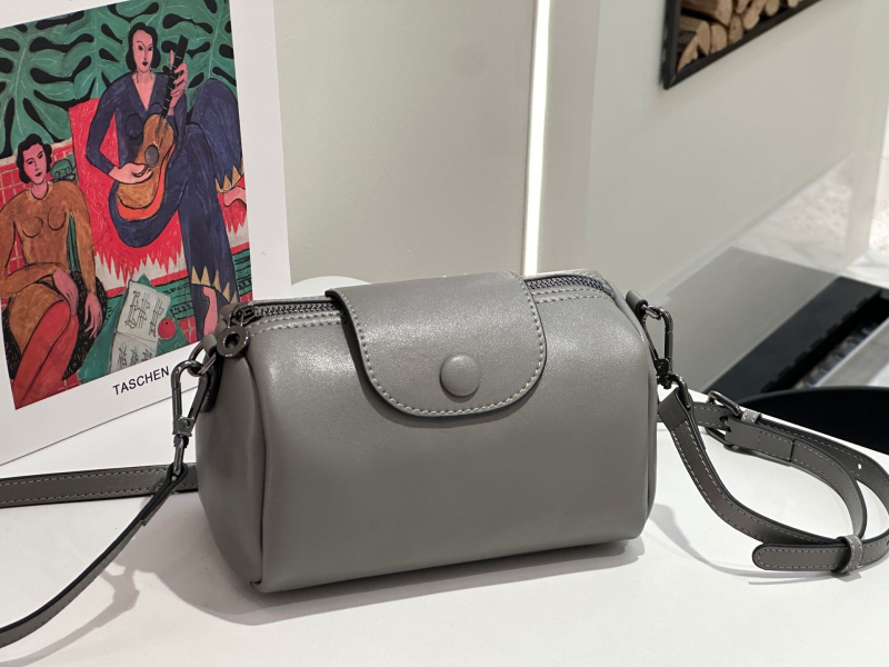 Ženska torba od prave kože u Boston stilu, crossbody, mala kvadratna forma, uključena kozmetička torbica