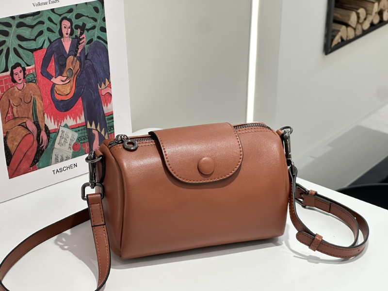 Ženska torba od prave kože u Boston stilu, crossbody, mala kvadratna forma, uključena kozmetička torbica