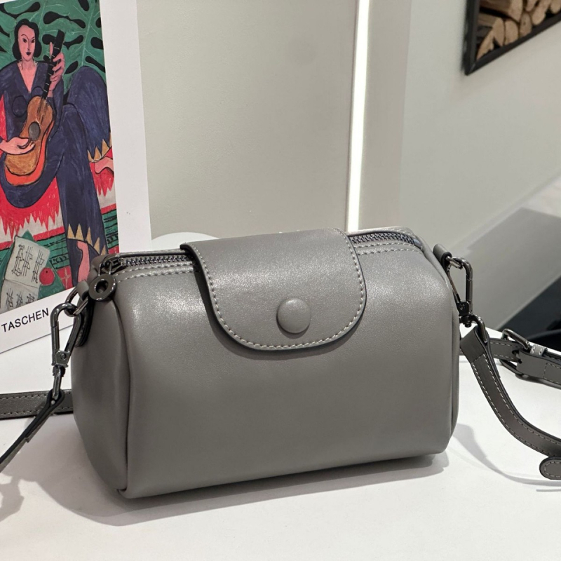 Ženska torba od prave kože u Boston stilu, crossbody, mala kvadratna forma, uključena kozmetička torbica