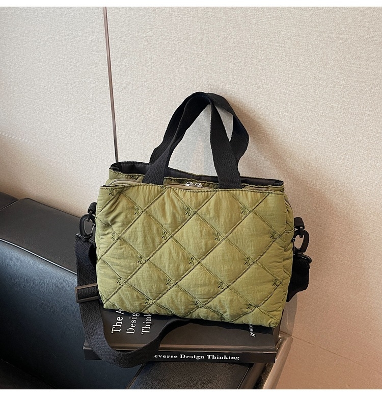 Kockasto štepana crossbody torba za žene, velika kapaciteta, svestrana, proljeće 2026