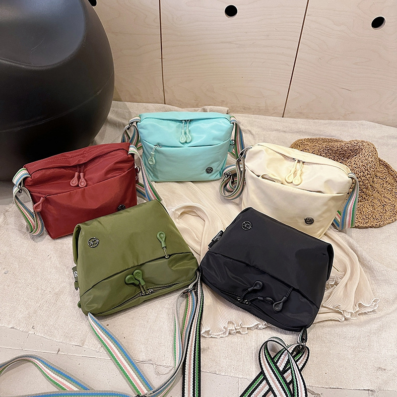 Ženska torbica od najlona, crossbody, kompaktna, srednje veličine, vodoravni kvadratnog oblika, zatvaranje na zip, podstava od poliestera, jedan remen preko ramena